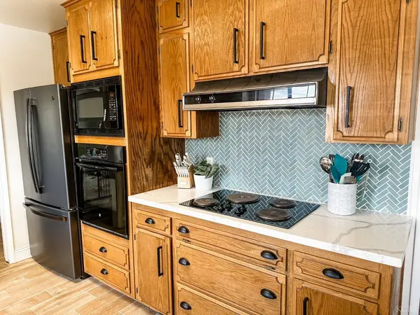 126 W Windsor Drive, Hanford, CA 93230