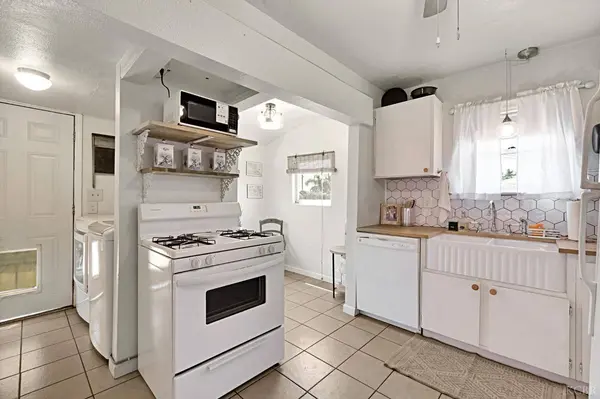 1437 N 11th AVE, Hanford, CA 93230