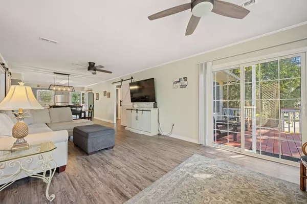 607 Portia St, Edisto Island, SC 29438