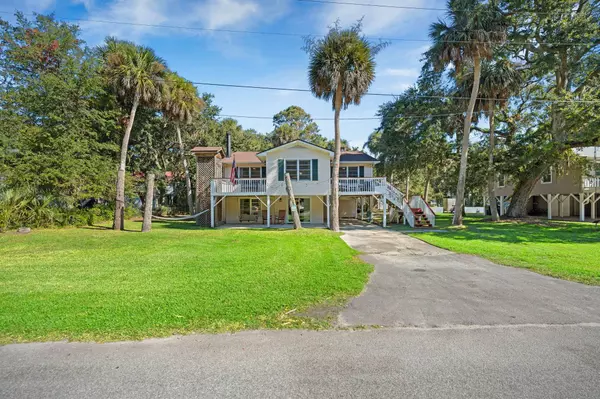 607 Portia St, Edisto Island, SC 29438