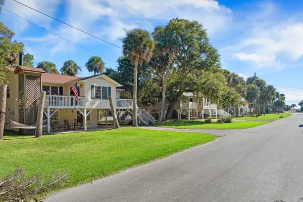 607 Portia St, Edisto Island, SC 29438