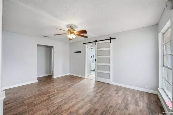 126 Meadow Way, Converse, TX 78109