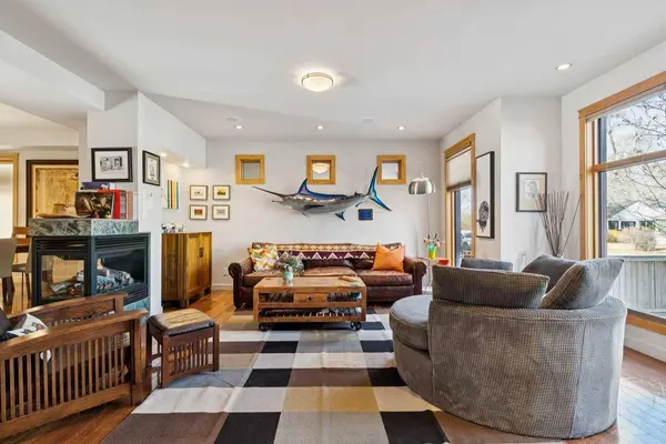 2407 Westmount RD NW, Calgary, AB T2N 3N9