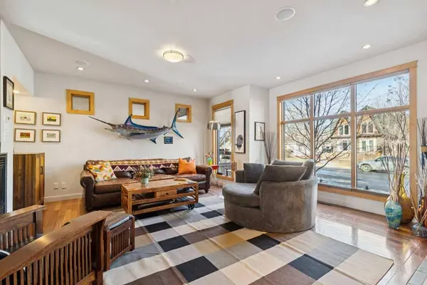 2407 Westmount RD NW, Calgary, AB T2N 3N9