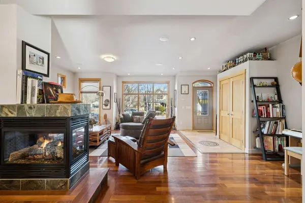 2407 Westmount RD NW, Calgary, AB T2N 3N9