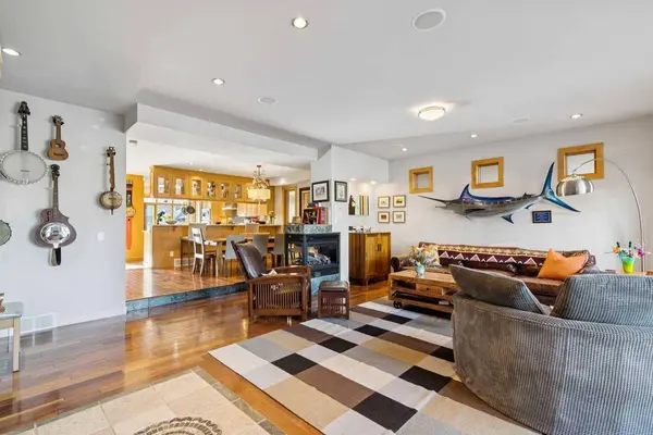 2407 Westmount RD NW, Calgary, AB T2N 3N9