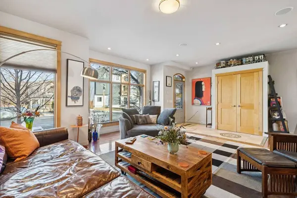 2407 Westmount RD NW, Calgary, AB T2N 3N9