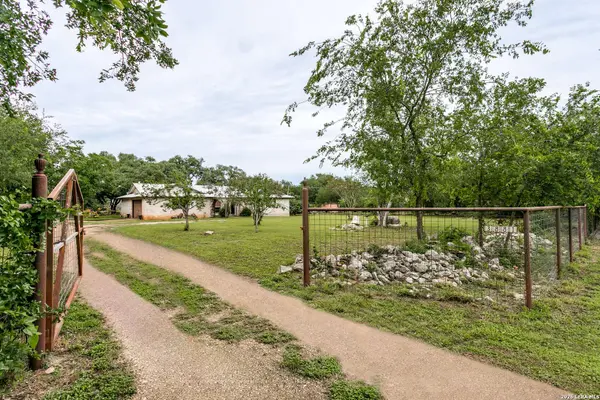 3881 MENGER DR, San Antonio, TX 78259