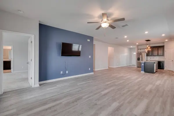 200 Waterway Ave, Hutto, TX 78634