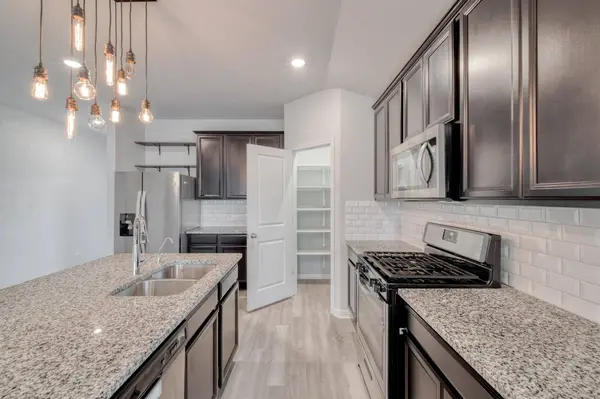 200 Waterway Ave, Hutto, TX 78634