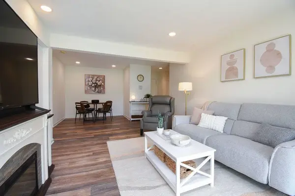 10357 Dearlove RD #1J, Glenview, IL 60025