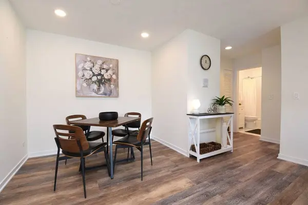 10357 Dearlove RD #1J, Glenview, IL 60025