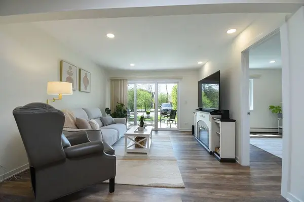 10357 Dearlove RD #1J, Glenview, IL 60025