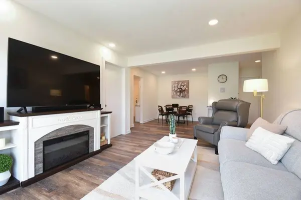 10357 Dearlove RD #1J, Glenview, IL 60025