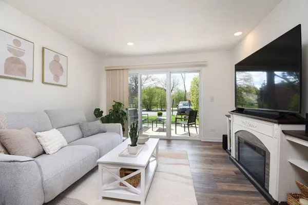 10357 Dearlove RD #1J, Glenview, IL 60025