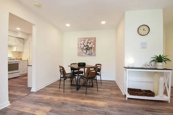 10357 Dearlove RD #1J, Glenview, IL 60025