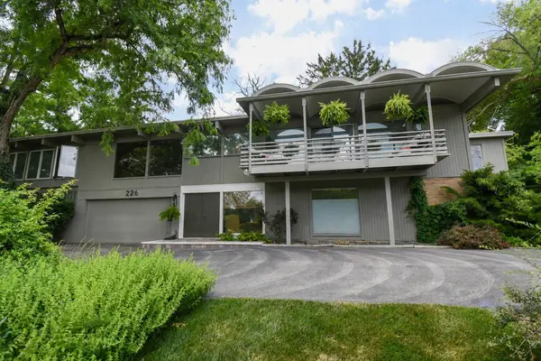 226 Beachview LN, North Barrington, IL 60010