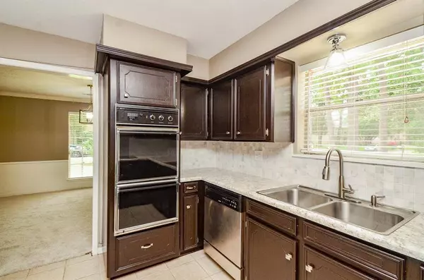 9719 Kindletree DR, Houston, TX 77040