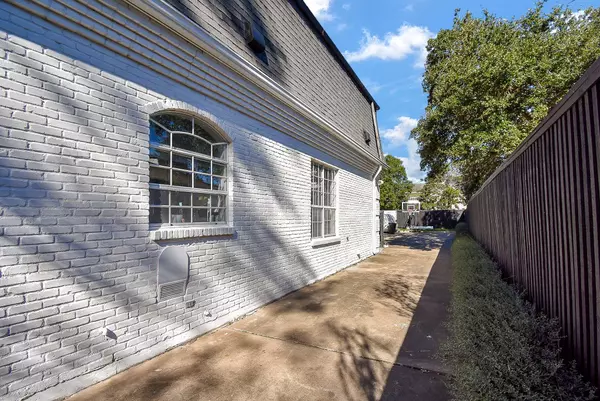 5330 Braesheather DR, Houston, TX 77096