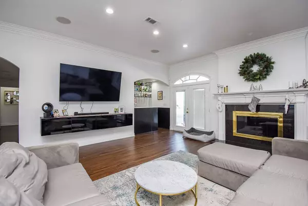 5330 Braesheather DR, Houston, TX 77096