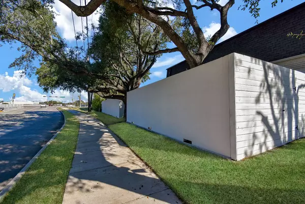 5330 Braesheather DR, Houston, TX 77096