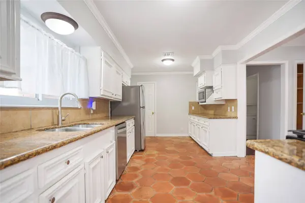 10010 Westview DR, Houston, TX 77055