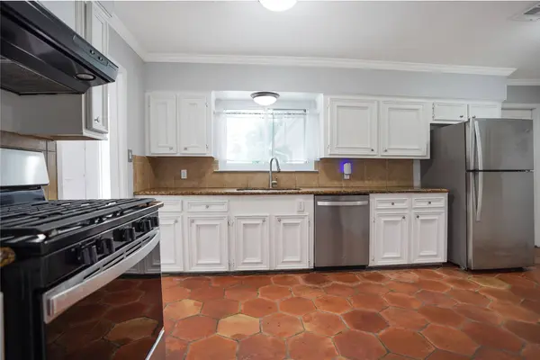 10010 Westview DR, Houston, TX 77055