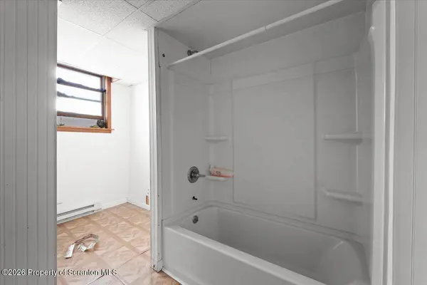810 George ST, Throop, PA 18512
