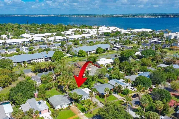 262 SE Monterey AVE, Stuart, FL 34996
