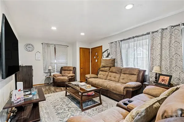3101 Viola St, Perry Hilltop, PA 15214