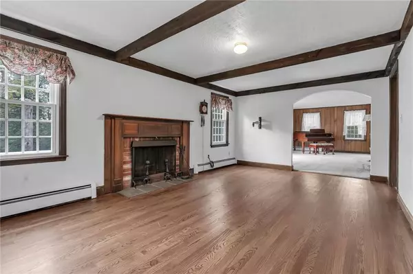 381 Woonsocket Hill RD, North Smithfield, RI 02896