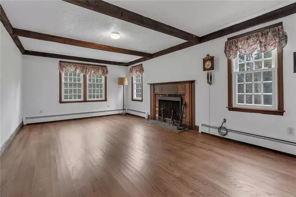 381 Woonsocket Hill RD, North Smithfield, RI 02896