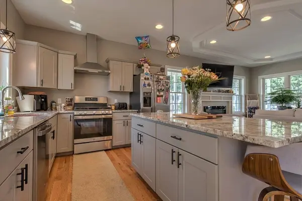 7 Theresa Marie Ave, Woonsocket, RI 02895