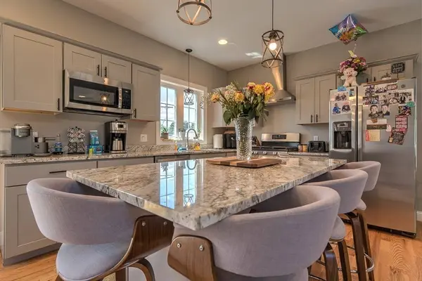 7 Theresa Marie Ave, Woonsocket, RI 02895