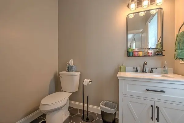 7 Theresa Marie Ave, Woonsocket, RI 02895