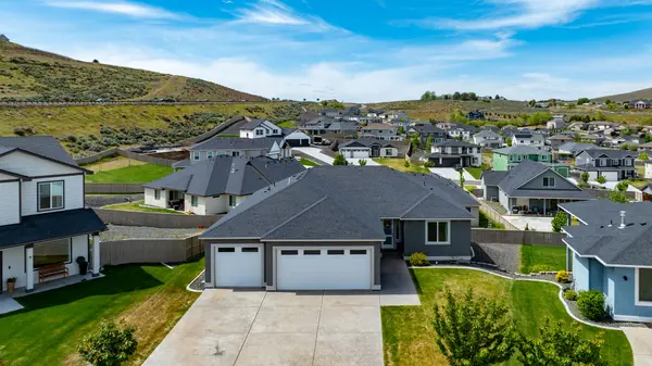 1075 Klamath Ct, Richland, WA 99352-5135