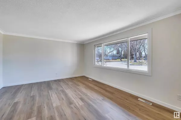 10707 36 ST NW, Edmonton, AB T5W 2A6