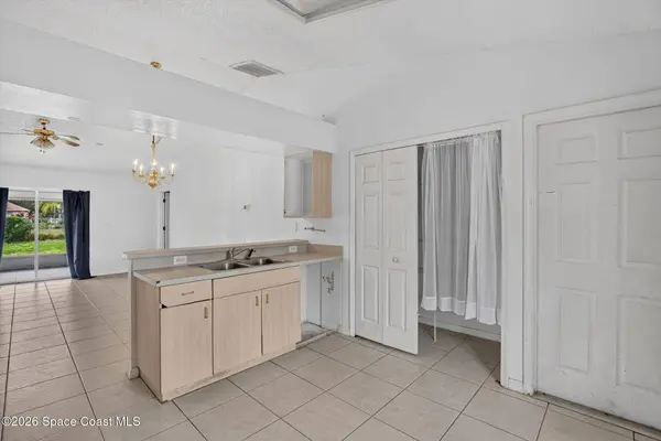 1091 Ray RD SE, Palm Bay, FL 32909