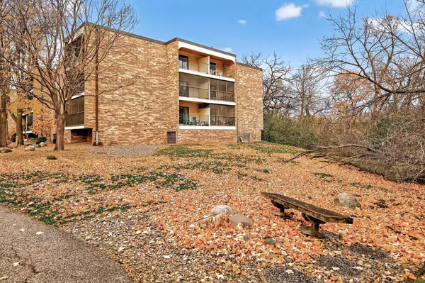 10441 Greenbrier RD ##222, Minnetonka, MN 55305