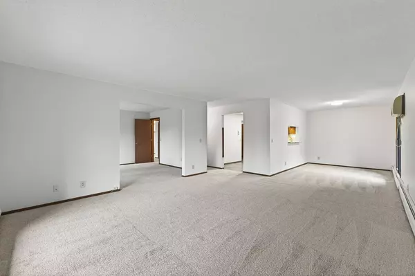 10441 Greenbrier RD ##222, Minnetonka, MN 55305