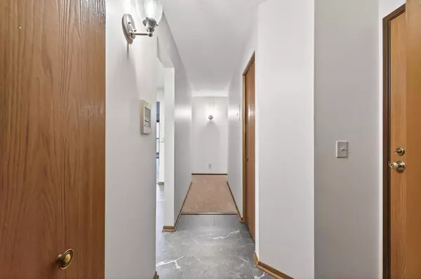 10441 Greenbrier RD ##222, Minnetonka, MN 55305