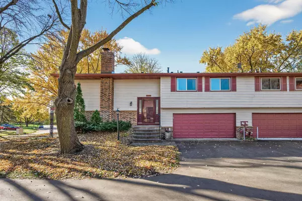 3622 Garden BLVD N, Oakdale, MN 55128