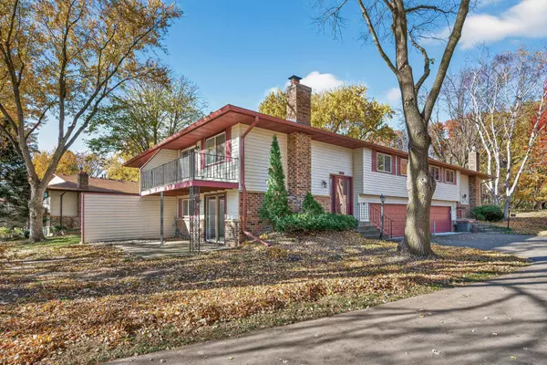 3622 Garden BLVD N, Oakdale, MN 55128