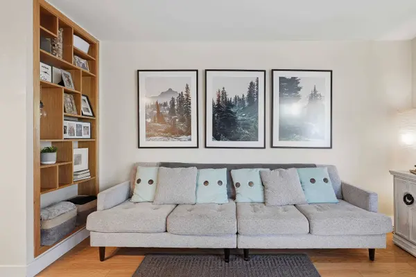 1606 W 10th AVE #1, Vancouver, BC V6J 2A1