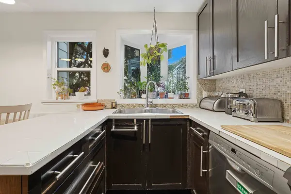 1606 W 10th AVE #1, Vancouver, BC V6J 2A1