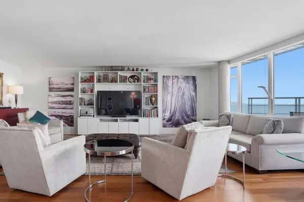 1762 Davie ST #701, Vancouver, BC V6G 1W2