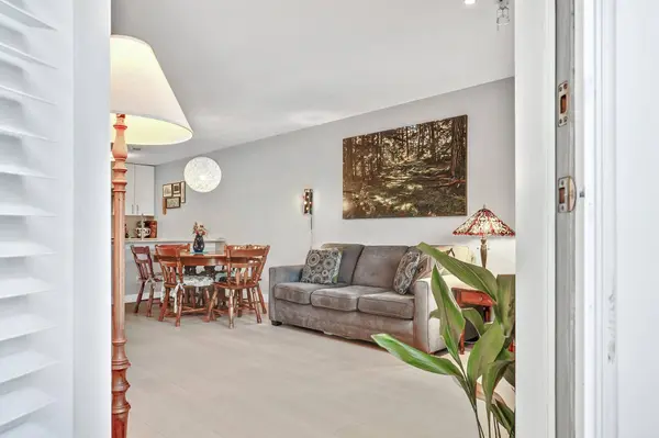 1738 Frances ST #207, Vancouver, BC V5L 1Z6