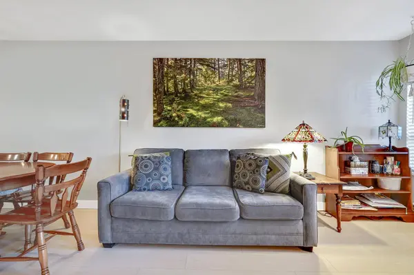 1738 Frances ST #207, Vancouver, BC V5L 1Z6