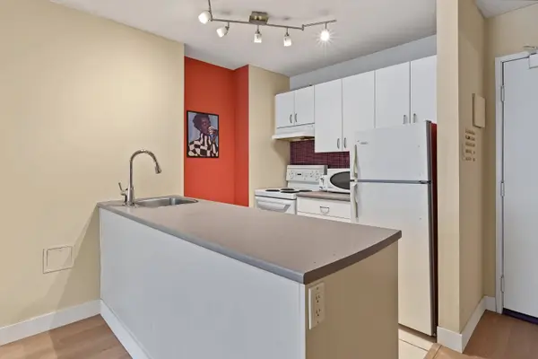 950 Drake ST #206, Vancouver, BC V6Z 2B9