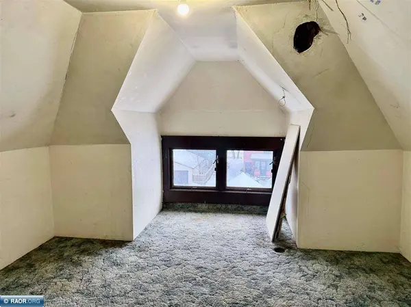 208 5th St S, Virginia, MN 55792